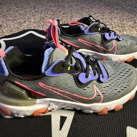 Nike D/MS/X React Vision Trainers- Smoke Grey/ Pink - Picture 3 of 6